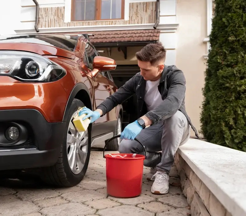 Lavage auto à domicile Coudrecieux : professionnel intervenant sur un véhicule